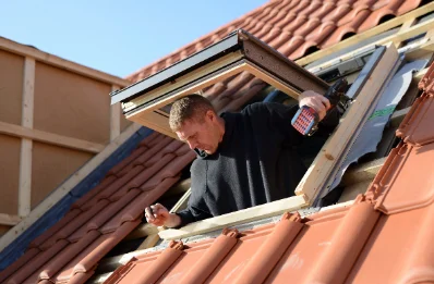 Pose de fenêtres de toit Velux à Rouhe